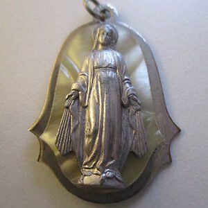 MEDALLA RELIGIOSA: MARIA - FONDO EN MADREPERLA