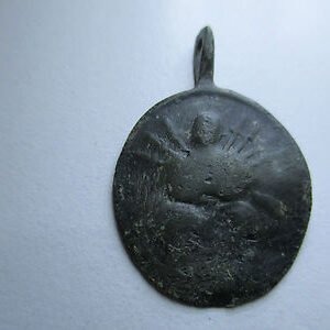 MEDALLA RELIGIOSA ANTIGUA VIRGEN CON PUÑALES / ESPIRITU SANTO SOBRE 3 FIGURAS