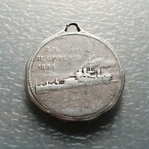 ITALIA MEDALLA 1888 BARCO ACORAZADO REY UMBERTO / BUSTO DEL REY 24x22 mm PLATA