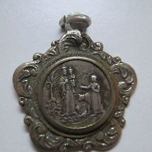 MEDALLA RELIGIOSA VIRGEN CORONADA CON NIÑO ENCUENTRA PASTOR/A - NO PLATA