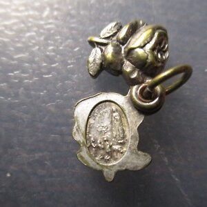 MEDALLA RELIGIOSA PEQUEÑA ROSA QUE SE ABRE - EN EL INTERIOR N.S. DE FATIMA