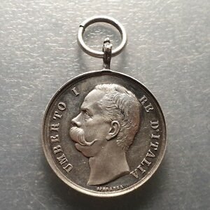 ITALIA REINO UMBERTO I MEDALLA AL MERITO 40x31 mm PLATA