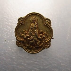 MEDALLA RELIGIOSA BROCHE LA VIRGEN ENTRE ANGELES