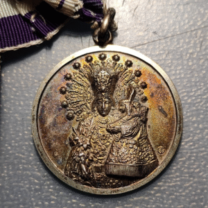 MEDALLA RELIGIOSA VIRGEN DE LOS DESAMPARADOS APARIENCIA DE PLATA CON CINTA