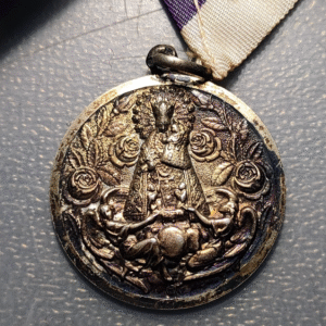 MEDALLA RELIGIOSA VIRGEN DE LOS DESAMPARADOS APARIENCIA DE PLATA CON CINTA