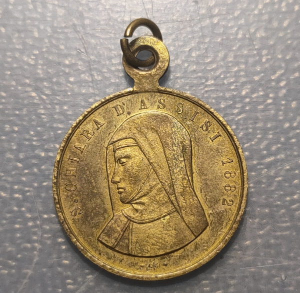 MEDALLA RELIGIOSA ITALIA ASIS 1882 SAN FRANCISCO SANTA CLARA LATON 30x24mm - Imagen 2