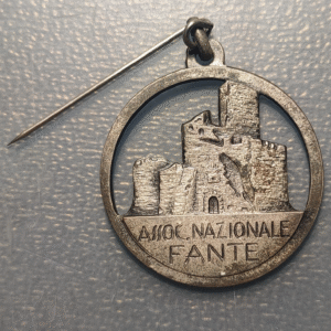 ITALIA PERIODO MUSSOLINI MEDALLA 1928 GORIZIA ASOCIACION INFANTERIA 35x32 8,64g