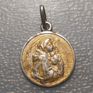 MEDALLA RELIGIOSA VIRGEN MARIA CON NIÑO JESUS PLATA DORADA 20x17mm