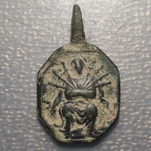 MEDALLA RELIGIOSA LA DOLOROSA CON 7 PUÑALES PECADOS CAPITALES CRUZ Y HERRAMIENTA