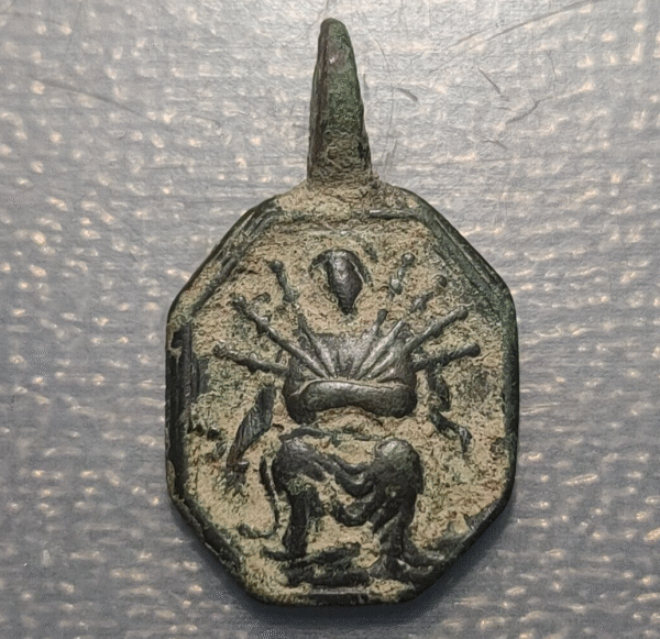 MEDALLA RELIGIOSA LA DOLOROSA CON 7 PUÑALES PECADOS CAPITALES CRUZ Y HERRAMIENTA