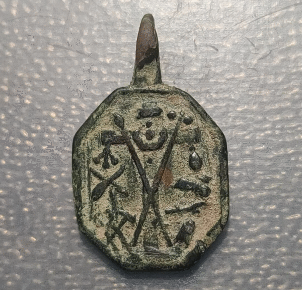 MEDALLA RELIGIOSA LA DOLOROSA CON 7 PUÑALES PECADOS CAPITALES CRUZ Y HERRAMIENTA - Imagen 2