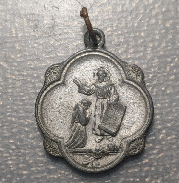 MEDALLA RELIGIOSA SAN FRANCISCO DE ASIS BENDICION DE SAN FRANCISCO METAL BLANCO