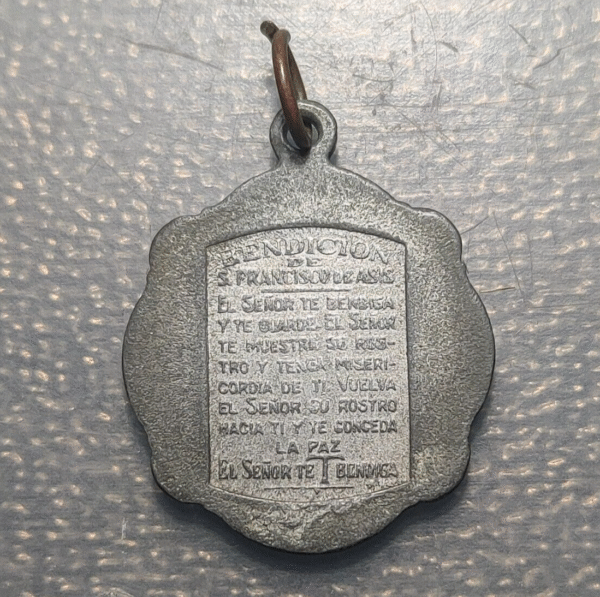 MEDALLA RELIGIOSA SAN FRANCISCO DE ASIS BENDICION DE SAN FRANCISCO METAL BLANCO - Imagen 2