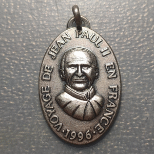 MEDALLA RELIGIOSA FRANCIA 1996 PAPA JUAN PABLO II VIAJE A FRANCIA METAL BLANCO
