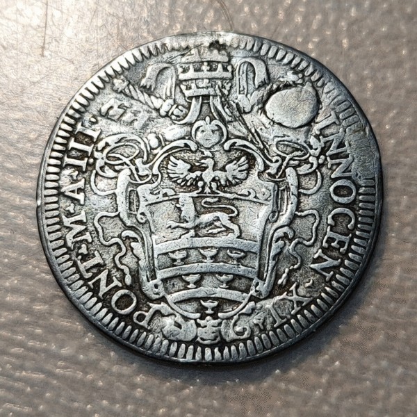 ESTADOS PAPALES VATICANO INNOCENCIO XI GIULIO AÑO III (1678) RARA AGUJERO TAPADO - Imagen 2