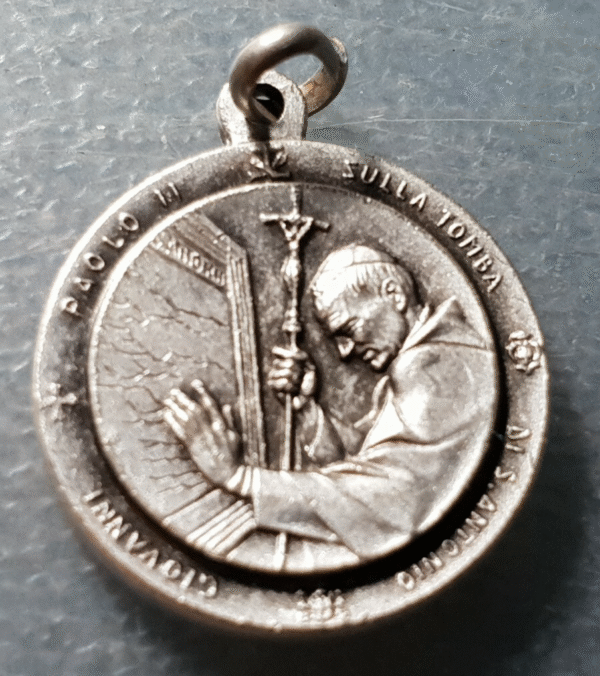 MEDALLA RELIGIOSA JUAN PABLO II EN LA TUMBA DE S ANTONIO DE PADUA 1982 26x23 mm