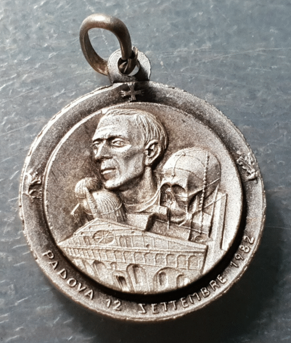 MEDALLA RELIGIOSA JUAN PABLO II EN LA TUMBA DE S ANTONIO DE PADUA 1982 26x23 mm - Imagen 2