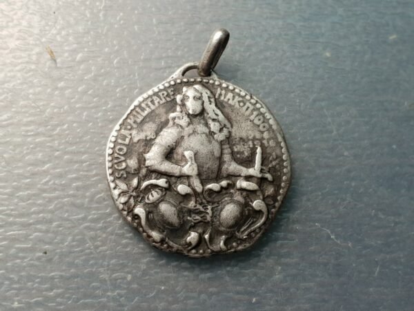 ITALIA MODENA MEDALLA 1910 ? ESCUELA MILITAR MAK P 100 30x27 mm PLATA