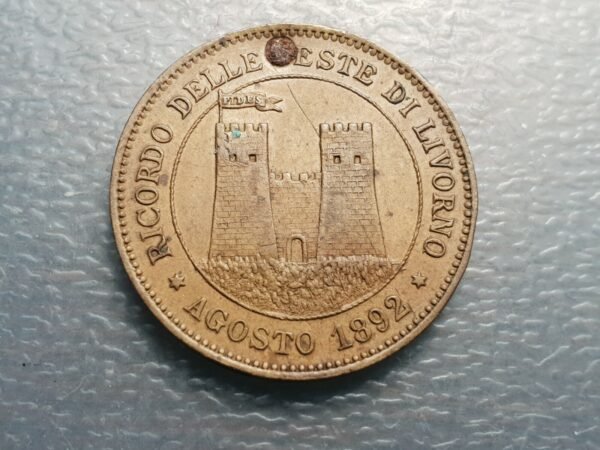ITALIA MEDALLA 1892 FIESTAS LIVORNO MONUMENTO VITTORIO EMAN II 30x27 mm AGUJERO