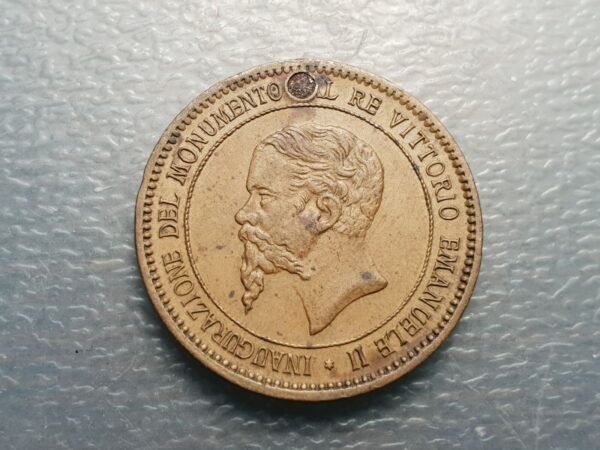 ITALIA MEDALLA 1892 FIESTAS LIVORNO MONUMENTO VITTORIO EMAN II 30x27 mm AGUJERO - Imagen 2