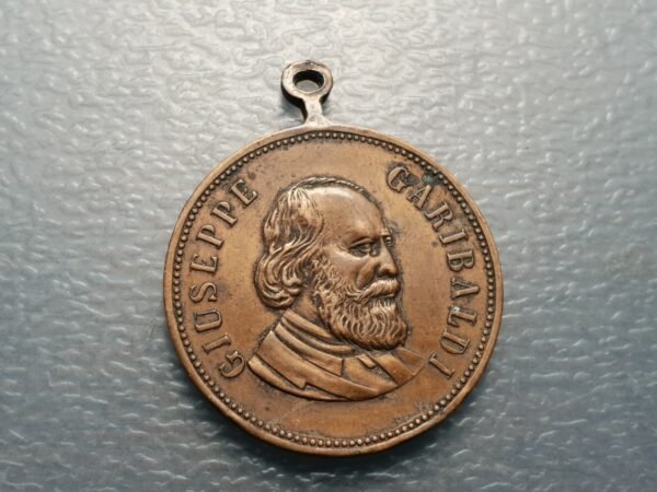 ITALIA MEDALLA GIUSEPPE GARIBALDI / REY UMBERTO I 32x26 mm