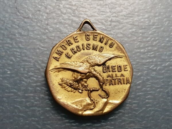ITALIA MEDALLA 100 AÑOS NACIMIENTO DE GIUSEPPE GARIBALDI 1807 1907 27x25 mm - Imagen 2