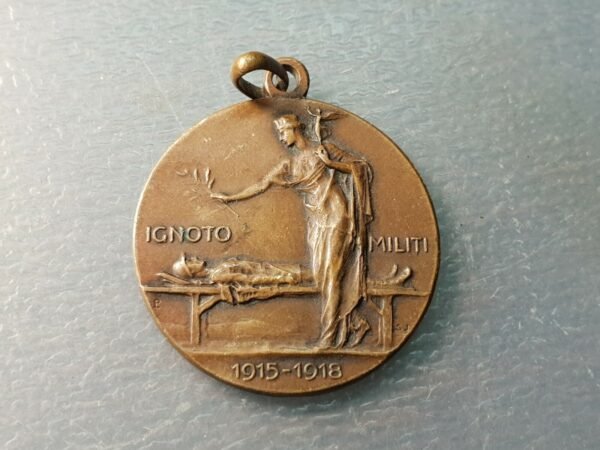 ITALIA I GUERRA MUNDIAL WWI MEDALLA 1921 TUMBA SOLDADO DESCONOCIDO ROMA 32x28mm