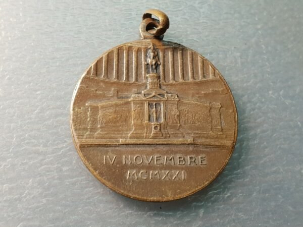 ITALIA I GUERRA MUNDIAL WWI MEDALLA 1921 TUMBA SOLDADO DESCONOCIDO ROMA 32x28mm - Imagen 2