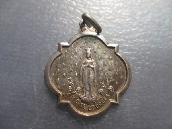 MEDALLA RELIGIOSA NUESTRA SEÑORA DE LOURDES 1890? PLATA