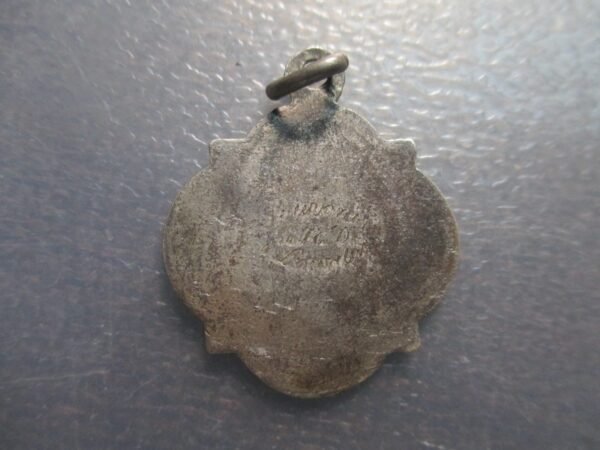 MEDALLA RELIGIOSA NUESTRA SEÑORA DE LOURDES 1890? PLATA - Imagen 2
