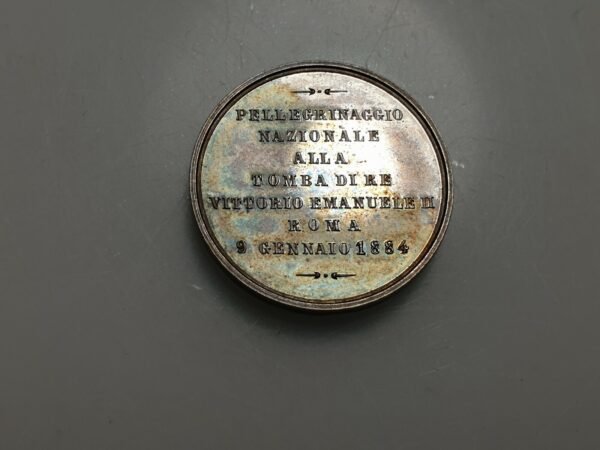 ITALIA MEDALLA 1884 PEREGRINAJE NACIONAL TUMBA VITTORIO EMANUELE II 24 mm PLATA - Imagen 2