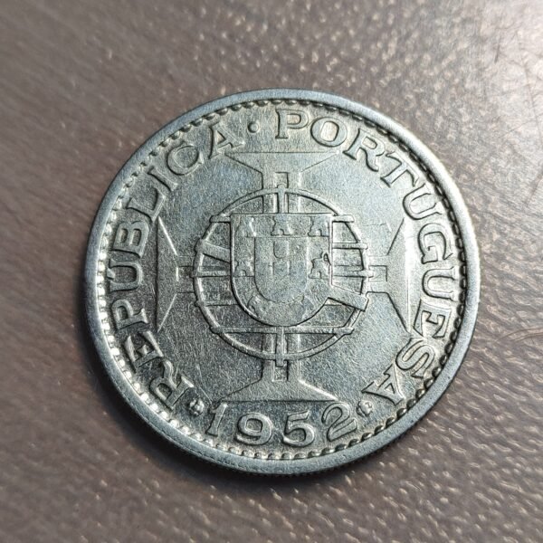 MOZAMBIQUE PORTUGUES 20 ESCUDOS 1952 MBC - Imagen 2