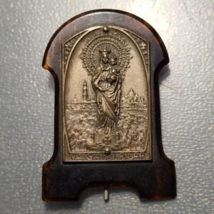 MEDALLA RELIGIOSA VIRGEN DEL PILAR PLASTICO Y METAL PLATEADO PLACA ALTARCITO