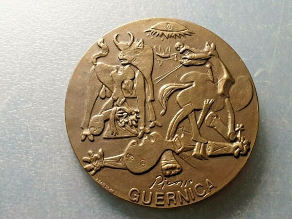 SPAIN PABLO PICASSO GUERNICA LARGE BRONZE MEDAL 69 mm - Imagen 2