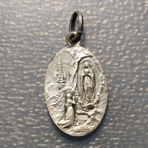 MEDALLA RELIGIOSA VIRGEN MARIA SANTUARIO DE LONDRES METAL BLANCO 20x12mm