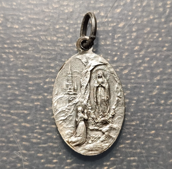MEDALLA RELIGIOSA VIRGEN MARIA SANTUARIO DE LONDRES METAL BLANCO 20x12mm