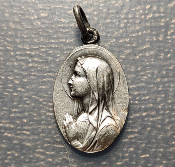 MEDALLA RELIGIOSA VIRGEN MARIA SANTUARIO DE LONDRES METAL BLANCO 20x12mm - Imagen 2