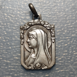 MEDALLA RELIGIOSA VIRGEN DE LOURDES 23x12mm