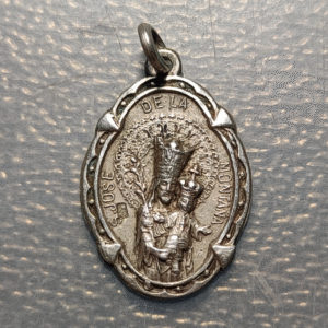 MEDALLA RELIGIOSA VIRGEN CON NIÑO SAN JOSE DE LA MONTAÑA PROBABLE PLATA 23x14mm