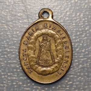 MEDALLA RELIGIOSA SUIZA SANTA MARIA EINSIEDELN VIRGEN NEGRA SANTUARIO LATON