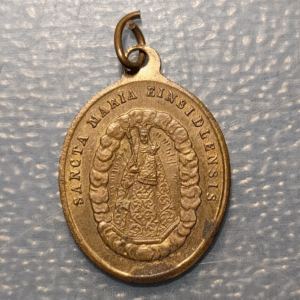 MEDALLA RELIGIOSA SUIZA SANTA MARIA EINSIEDELN VIRGEN NEGRA SANTUARIO LATON