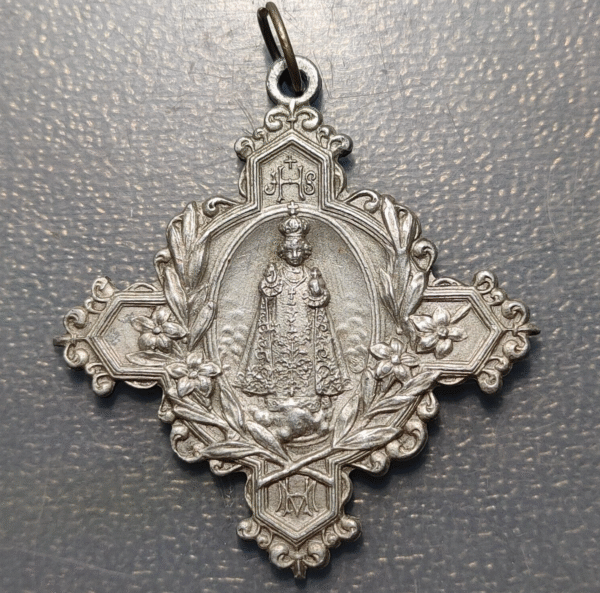 MEDALLA RELIGIOSA VALENCIA NIÑO JESUS DE PRAGA VIRGEN DEL CARMEN ALUMINIO 57x50 - Imagen 2