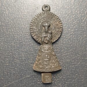 MEDALLA RELIGIOSA COLGANTE DE LA VIRGEN DEL PILAR ALUMINIO 50x21mm
