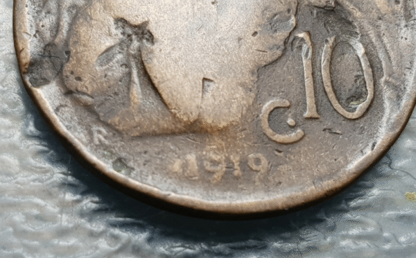 ITALIA REINO VITTORIO EMANUELE III 10 CENTESIMI 1919 ABEJA FECHA ESCASA DOBLEZ - Imagen 2