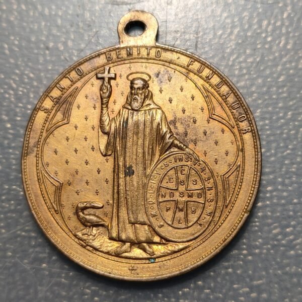 MEDALLA RELIGIOSA VIRGEN DE MONTSERRAT SAN BENITO BRONCE 40x35mm - Imagen 2