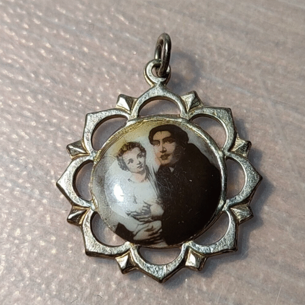 MEDALLA RELIGIOSA ESMALTES / SAN ANTONIO? 24x21mm 2,21g