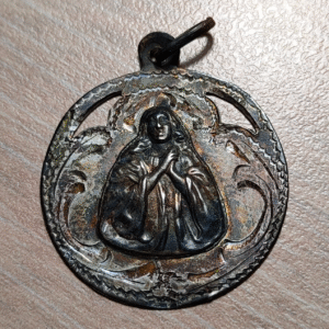 MEDALLA RELIGIOSA LA VIRGEN 28x25mm 2,39g