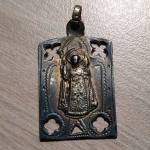 MEDALLA RELIGIOSA SANTO CON DEDO LEVANTADO PROBABLEMENTE PLATA 29x18mm 2,74g