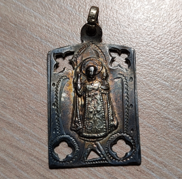 MEDALLA RELIGIOSA SANTO CON DEDO LEVANTADO PROBABLEMENTE PLATA 29x18mm 2,74g