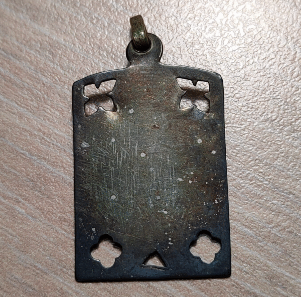 MEDALLA RELIGIOSA SANTO CON DEDO LEVANTADO PROBABLEMENTE PLATA 29x18mm 2,74g - Imagen 2